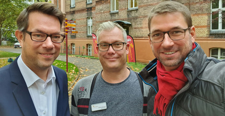 Christian Hochgrebe, SPD, ProCurand Einrichtungsleiter Alexander Schulze und Lars Düsterhöft, SPD, vorm ProCurand Seniorendomizil Wilhelm-Stift