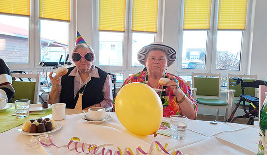 In der ProCurand Seniorenresidenz Eberswalde feierten die Senior*innen mit bunten Kostümen, guter Musik und leckeren Pfannkuchen Fasching.