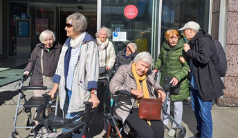 Die Bewohner*innen vor dem Forum Köpenick