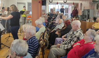 Besuch der Walter-Höllerer-Realschule im ProCurand Seniorenzentrum Am Herzogschloss in Sulzbach-Rosenberg: Realschülerinnen treten in der Adventszeit vor den Bewohnerinnen auf.