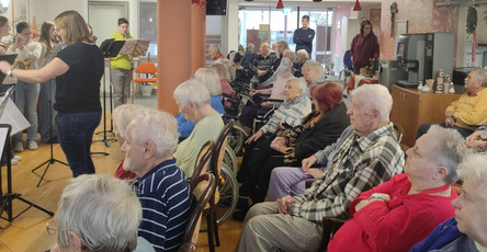 Besuch der Walter-Höllerer-Realschule im ProCurand Seniorenzentrum Am Herzogschloss in Sulzbach-Rosenberg: Realschülerinnen treten in der Adventszeit vor den Bewohnerinnen auf.