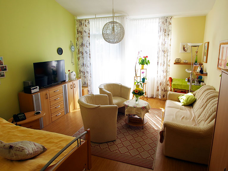 Das Seniorenpflegeheim Neuenhagen-Ebereschenallee bietet komfortable Zimmer mit eigenem Balkon