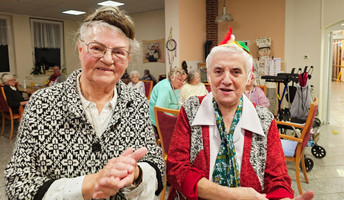 Die Bewohner*innen der ProCurand Seniorenresidenz Am Görnsee feiern Neujahr.