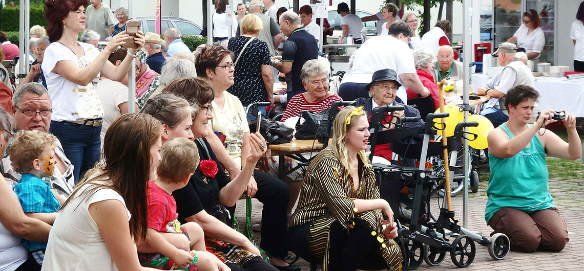 Die Bewohner des Seniorenwohnparks Nächst Neuendorf in Zossen feiern gemeinsam ein Sommerfest