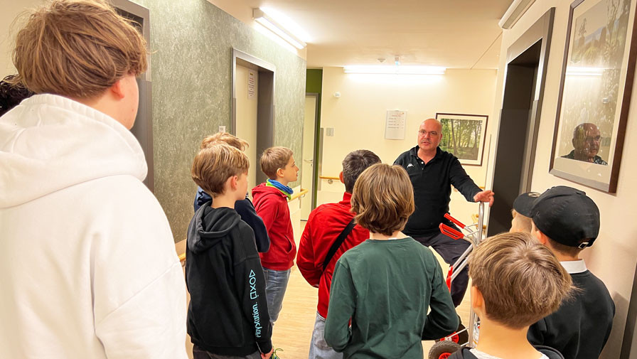 Die Schüler bei dem Rundgang Die Schüler bei dem Rundgang