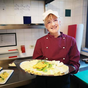 ProCurand Seniorenresidenz Bölschestraße Küchenhilfe Karin mit Käseplatte