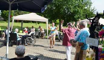 ProCurand Seniorenresidenz Am Hufeisensee feiert karibisches Mottofest 
