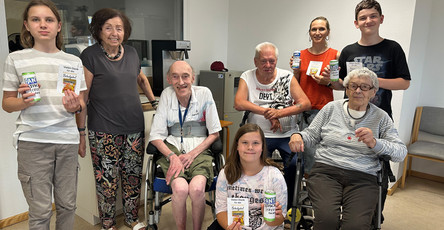 Senior*innen und Schüler*innen des Projekts „Jung trifft Alt“ im ProCurand Pflegestift Pfarrer Lukas stehen am letzten Schultag nebeneinander und zeigen stolz die kleinen Abschiedsgeschenke in die Kamera.