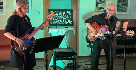 Kneipenfest in der ProCurand Seniorenresidenz Bölschestraße mit dem Künstlerduo "Lovely Soul".