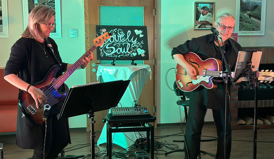 Kneipenfest in der ProCurand Seniorenresidenz Bölschestraße mit dem Künstlerduo "Lovely Soul".