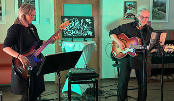 Kneipenfest in der ProCurand Seniorenresidenz Bölschestraße mit dem Künstlerduo "Lovely Soul".