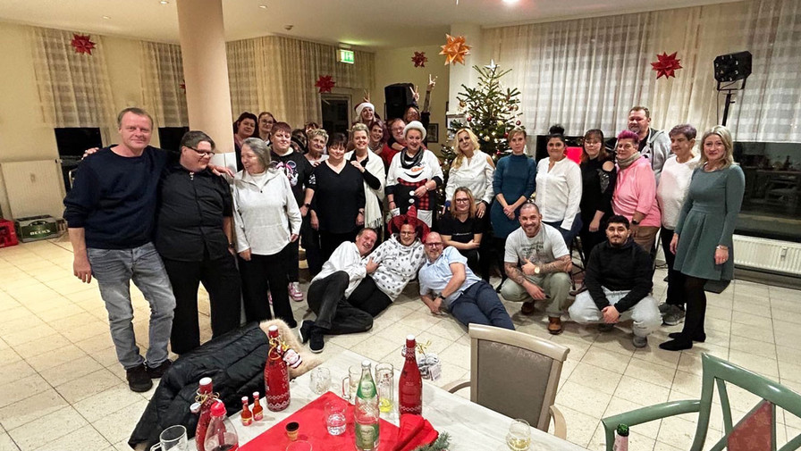 Kolleg*innen feiern gemeinsam die Weihnachtsfeier in der ProCurand Seniorenresidenz Senftenberg und blicken auf ein ereignisreiches Jahr zurück.