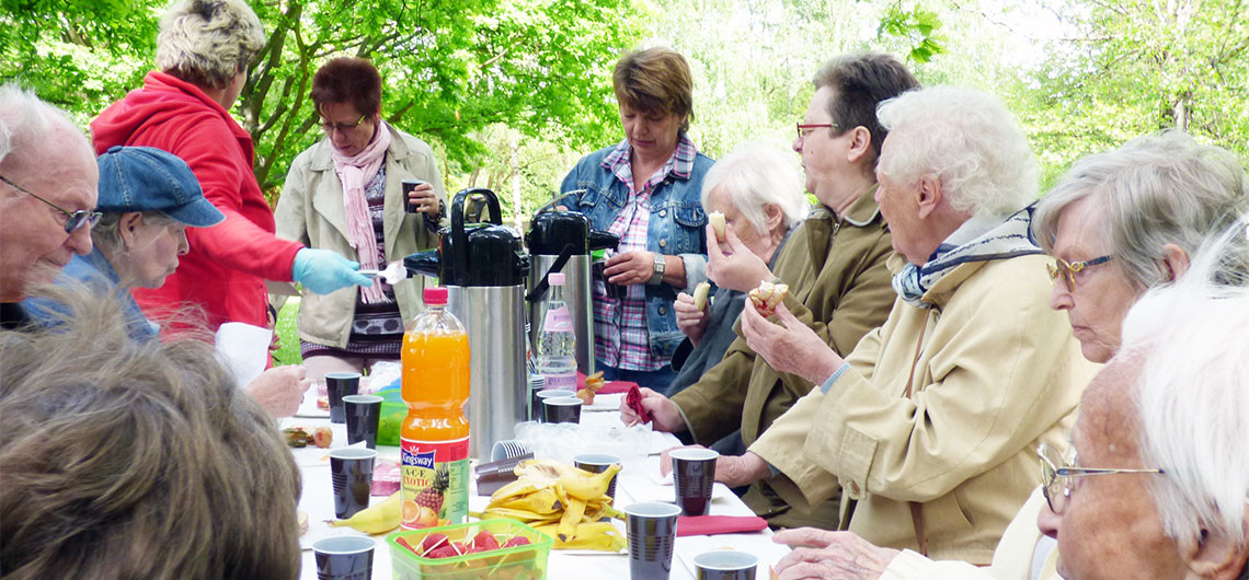 auf einem Gemeinsamen Ausflug des Seniorenstifts Neuenhagen-Hauptsraße findet ein Picknick statt