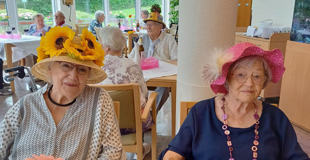 Bewohner*innen mit Hut beim Sommerfest der ProCurand Seniorenresidenz Am Straussee