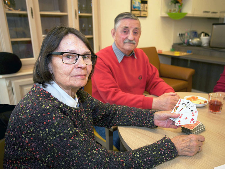 Die Senioren der Residenz Bölschestraße spielen gemeinsam ein Kartenspiel