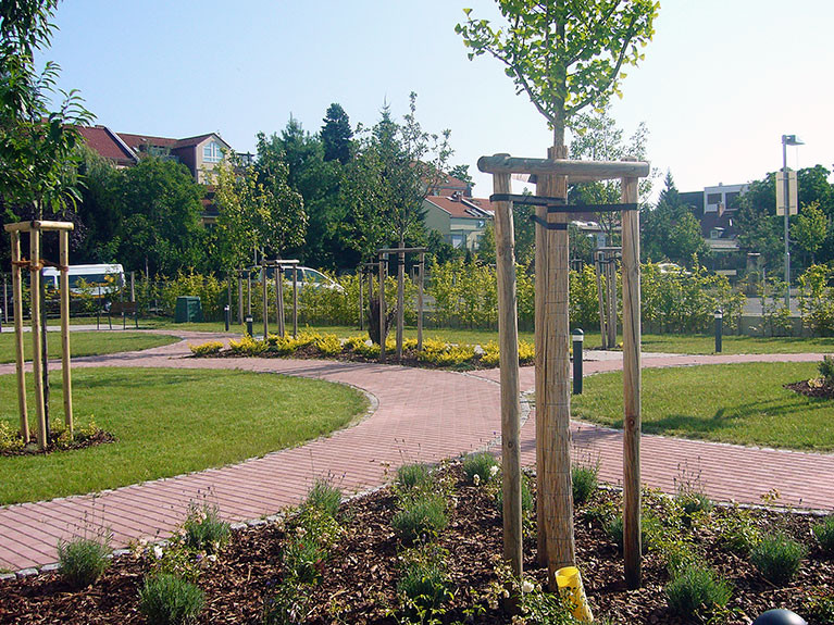 Die gepflegte Gartenanlage ermöglicht ruhige Spaziergänge im Freien
