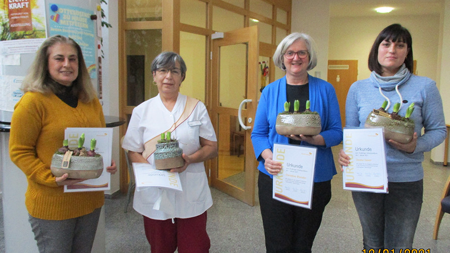 Dienstjubiläum von vier Mitarbeiterinnen aus dem Team Pflege in der ProCurand Wohnanlage Fideliswiesen in Sigmaringen Dienstjubiläum von vier Mitarbeiterinnen aus dem Team Pflege in der ProCurand Wohnanlage Fideliswiesen in Sigmaringen