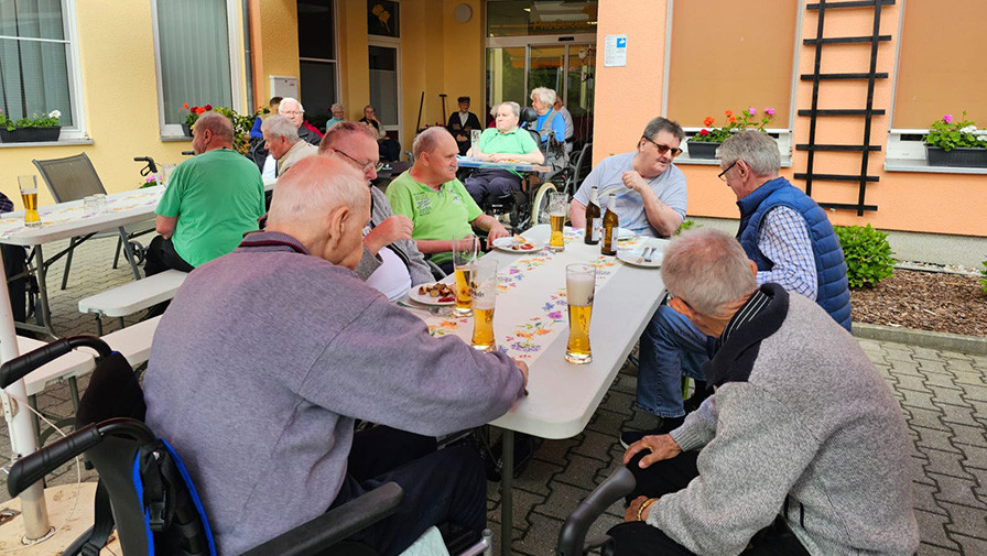 In der ProCurand Seniorenresidenz Am Görnsee stoßen die Herren fröhlich mit einem kühlen Bier an und genießen gemeinsam den Herrentag. In der ProCurand Seniorenresidenz Am Görnsee stoßen die Herren fröhlich mit einem kühlen Bier an und genießen gemeinsam den Herrentag.
