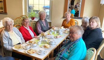 Nach dem Klosterbesuch ließen sich die Bewohner*innen der ProCurand Seniorenresidenz Am Görnsee Kaffee und Kuchen schmecken.