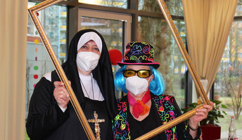 Das Team der ProCurand Seniorenresidenz Havelpalais erschien in kreativen Kostümen zu der Faschingsfeier.