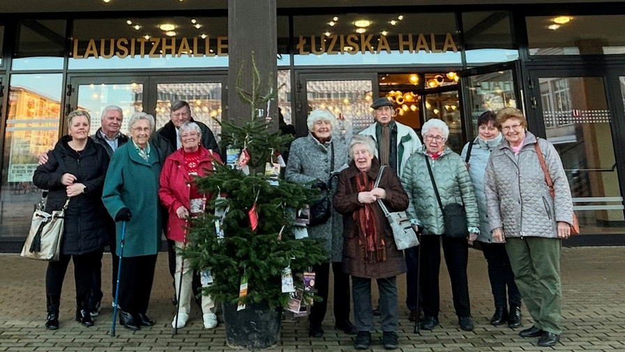 Der Haus-Chor der ProCurand Seniorenresidenz Senftenberg erlebte ein unvergessliches Weihnachtskonzert mit Frank Schöbel in der Lausitzhalle Hoyerswerda. Der Haus-Chor der ProCurand Seniorenresidenz Senftenberg erlebte ein unvergessliches Weihnachtskonzert mit Frank Schöbel in der Lausitzhalle Hoyerswerda.