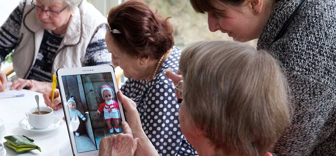 Eine Bewohnerin der Seniorenresidenz Am Straussee mit einem Tablet