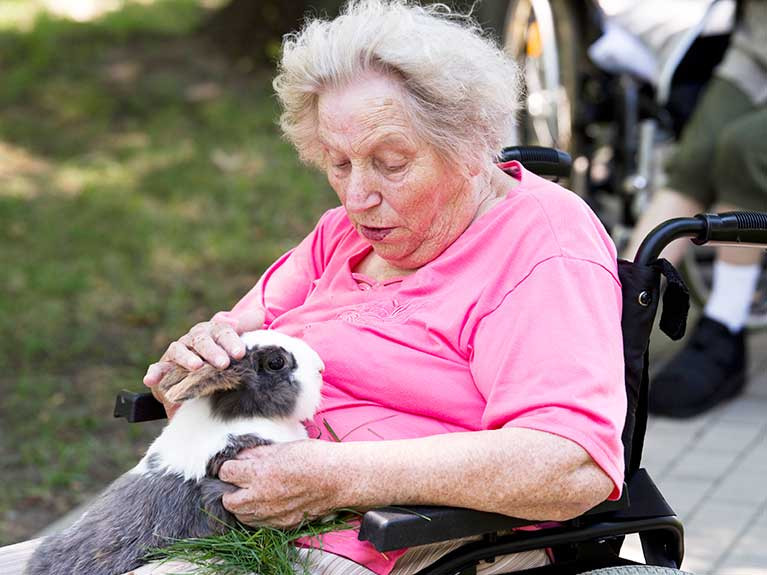 Senioren mit einem Kaninchen aus dem hauseigenen Streichelzoo