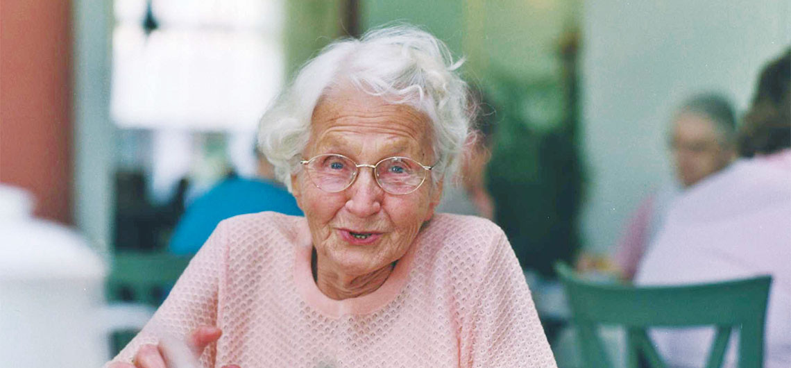 Bewohnerin der Seniorenresidenz Senftenberg beim Mittagessen