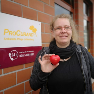 ProCurand Ambulante Pflege Lichtenberg Stellvertretende Pflegedienstleitung Melanie mit ProCurand Herz