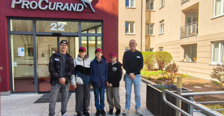 Vor der ProCurand Seniorenresidenz Park Sanssouci: Die fünf Schüler starten ihren Entdeckungstag in der Pflege.