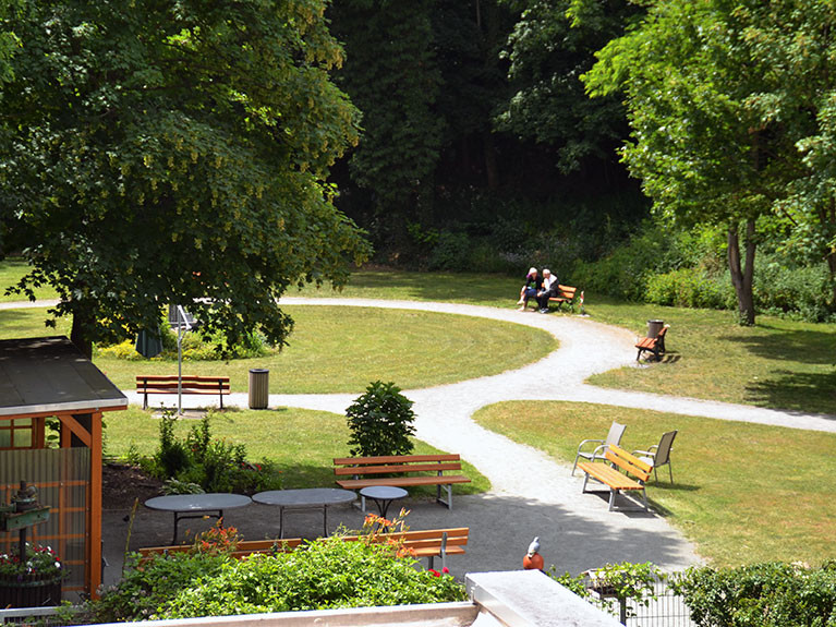 Der gepflegte Garten der Seniorenresidenz bietet Platz für Spaziergänge und Gespräche