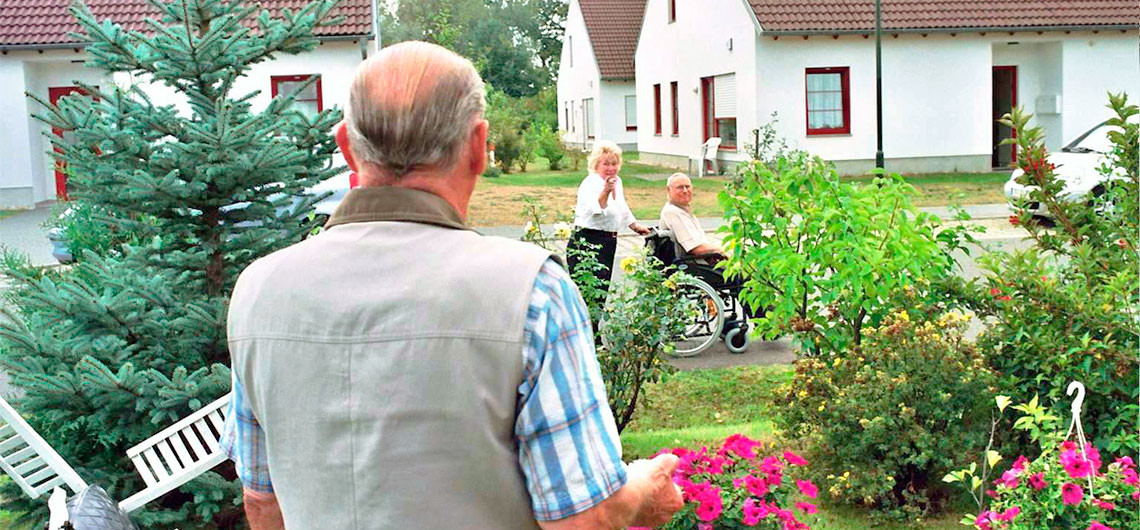 Ein Plausch mit dem Nachbarn auf einem Spaziergang im Seniorenwohnpark Nächst Neuendorf in Zossen