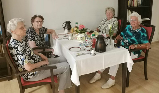 101.jährige Jubilarin beim Sektfrühstüc in der ProCurand Seniorenresidenz Am Hufeisensee in Halle
