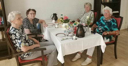 101.jährige Jubilarin beim Sektfrühstüc in der ProCurand Seniorenresidenz Am Hufeisensee in Halle