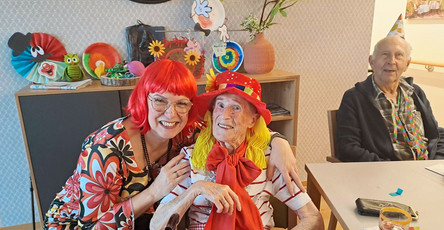 stellvertretende Pflegedienstleitung Regine Keller mit einer Seniorin der ProCurand Tagespflege Strausberg Wriezener Straße bei der Faschingsparty