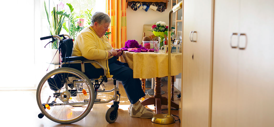 Eine Seniorin des Pflegeheims Neuenhagen geht im Gemeinschaftsraum ihrem Hobby nach