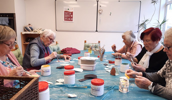 Im Seniorentreff der ProCurand Seniorenresidenz Am Krökentor töpfern die Senior*innen Frühlingskunstwerke.