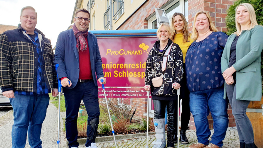 SPD-Politiker Erik Stohn besucht die ProCurand Seniorenresidenz Am Schlosspark in Dahme/Mark für die Bürgersprechstunde.