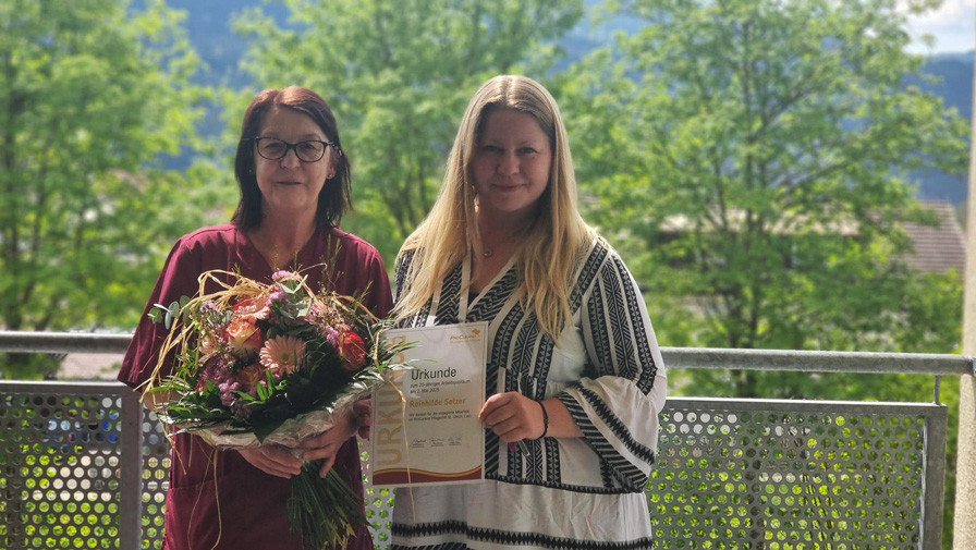 Reinhilde Setzer erhält ihre Urkunde für 20 Jahre engagierte Tätigkeit als Pflegehelferin im ProCurand Pflegestift St. Ulrich. Reinhilde Setzer erhält ihre Urkunde für 20 Jahre engagierte Tätigkeit als Pflegehelferin im ProCurand Pflegestift St. Ulrich.