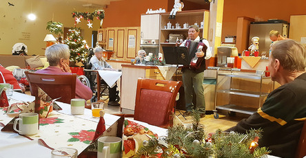 Alleinunterhalter Bernd sorgt für feierliche Weihnachtsstimmung in der ProCurand Seniorenresidenz Sanft Am See.