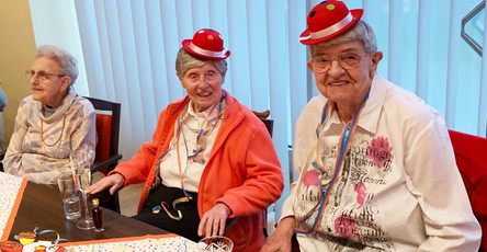 Die Senior*innen der ProCurand Seniorenresidenz Am Krökentor haben Spaß bei der Faschingsfeier.