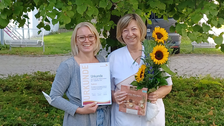 Einrichtungsleitung Laura Hewel gratuliert Sabine Schlappe zu ihrem Jubiläum in der ProCurand Seniorenwohnanlage Fideliswiesen.