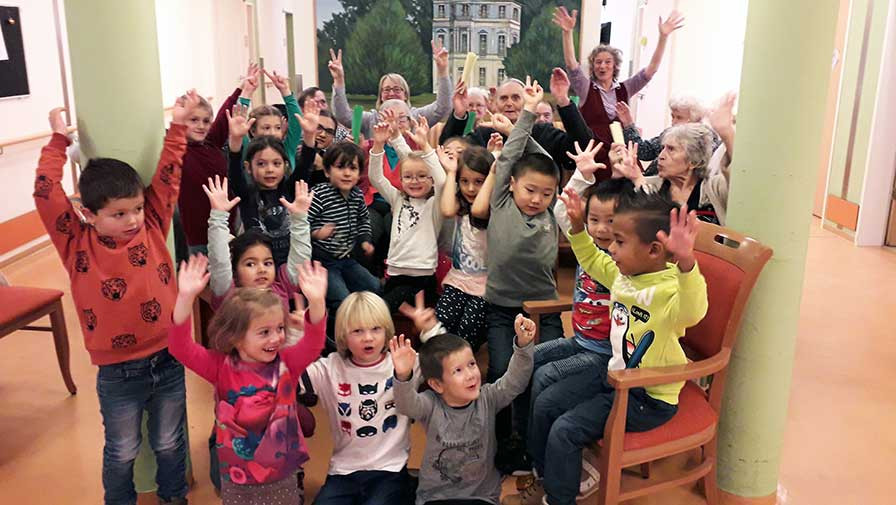 Kindergarten besucht Menschen mit Demenz in ProCurand Seniorenresidenz