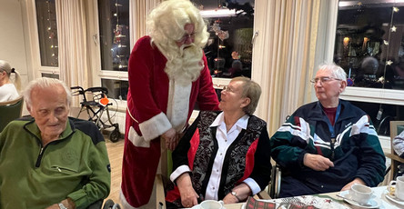 Der Weihnachtsmann erfüllte mit Witz und Charme die Weihnachtswünsche der Senior*innen aus der ProCurand Seniorenresidenz Bölschestraße.