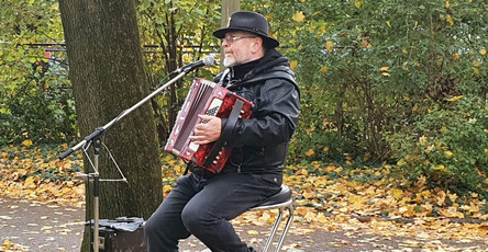 Musiker Andy Sommer beim Herbstfest der ProCurand Mellenseestraße