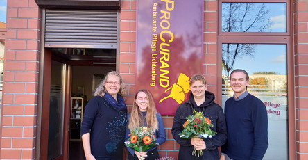 Pflegedienstleiter Christian Robert und Praxisanleiterin Melanie Passow von der ProCurand Ambulanten Pflege Lichtenberg gratulieren Michelle und Lion zur bestandener Ausbildung.