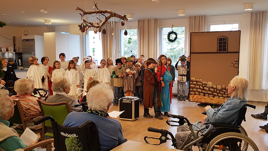 Schüler*innen der evangelischen Grundschule Friedrichshagen führten in der ProCurand Seniorenresidenz ein Krippenspiel für die Bewohner*innen auf. Schüler*innen der evangelischen Grundschule Friedrichshagen führten in der ProCurand Seniorenresidenz ein Krippenspiel für die Bewohner*innen auf.