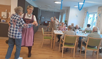 Es wurde getanzt beim Oktoberfest in der ProCurand Tagespflege Strausberg