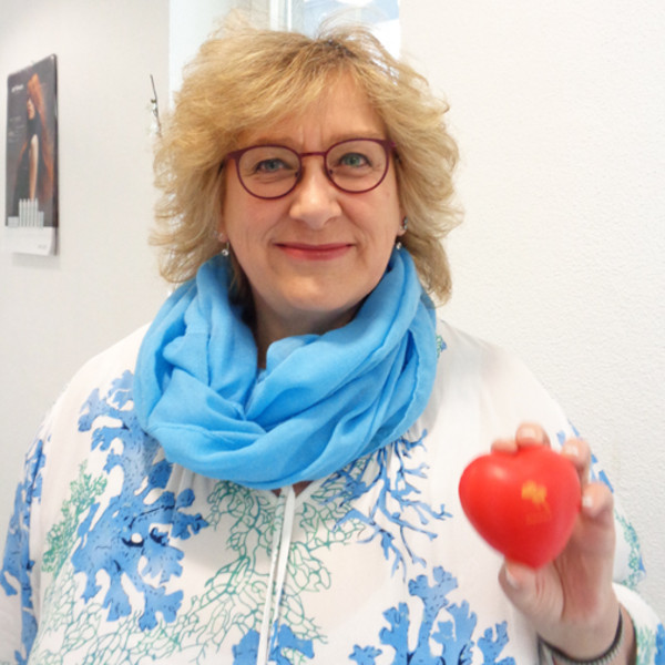 ProCurand Sigmaringen Verwaltungsangestellte Irene mit Herz in der Hand