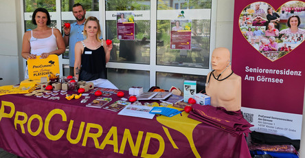 Das Team der ProCurand Seniorenresidenz Am Görnsee stellt die Einrichtung auf der Pflegemesse in Brück vor. 